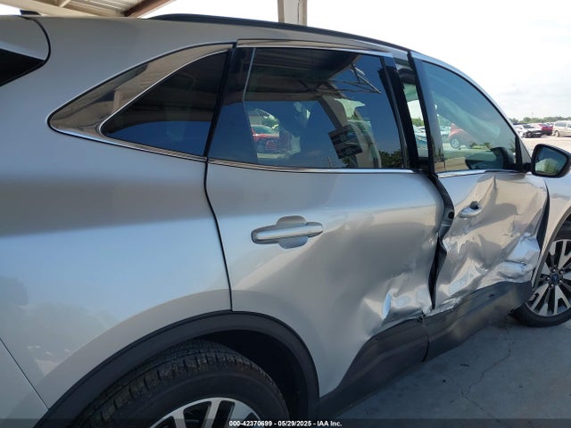 1FMCU9J92LUB28137 Ford Escape Titanium