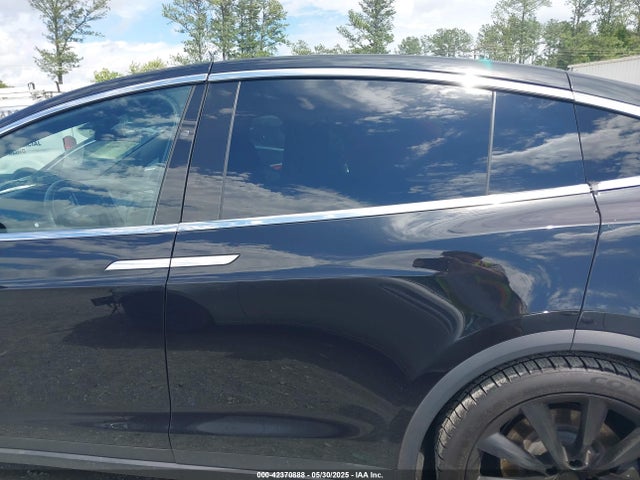 5YJXCBE25JF100156 Tesla MODEL X