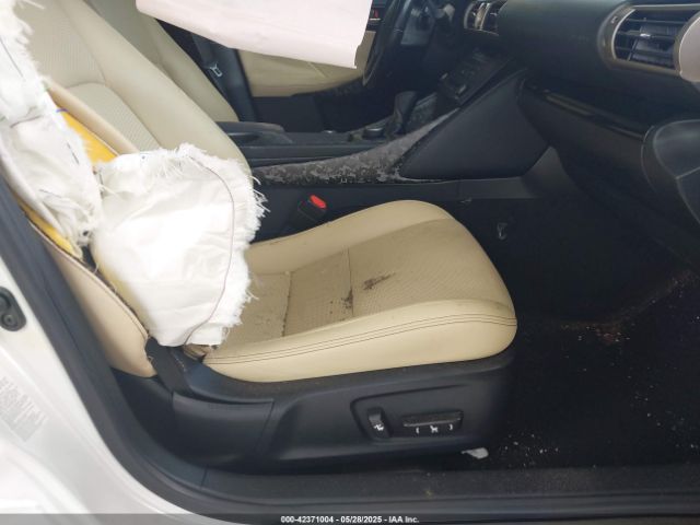 2016 LEXUS IS 200T JTHBA1D20G5002916 Photo 4