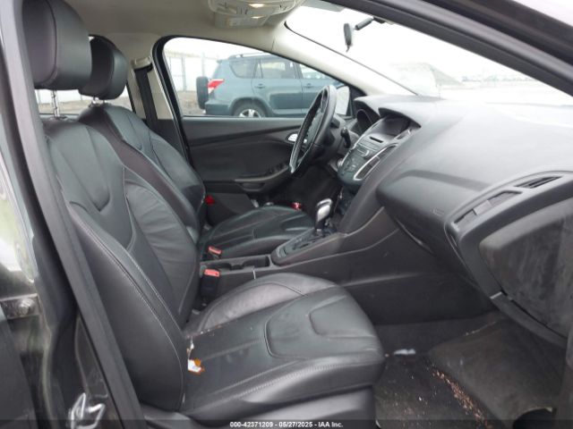 1FADP3K25GL262639 Ford FOCUS SE