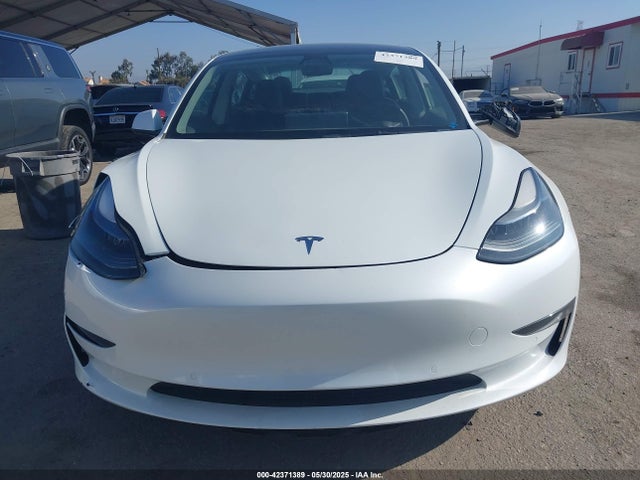 5YJ3E1EB1NF332200 Tesla 2022