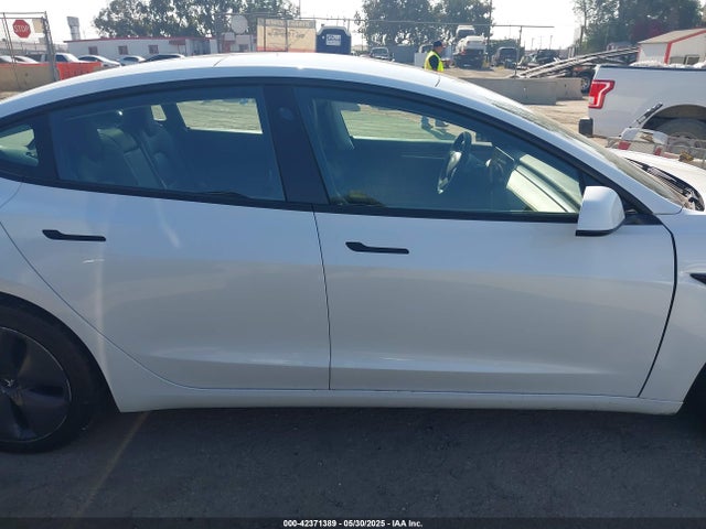 5YJ3E1EB1NF332200 Tesla 2022