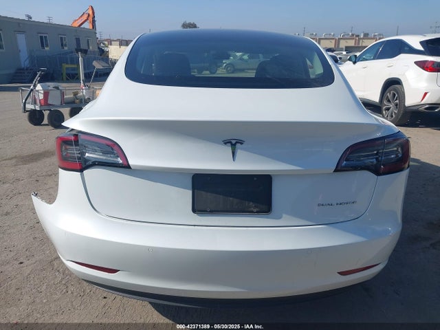 5YJ3E1EB1NF332200 Tesla 2022