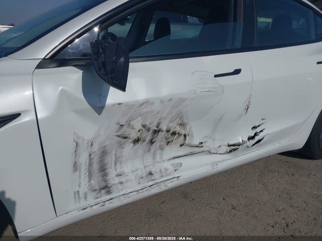 5YJ3E1EB1NF332200 Tesla 2022