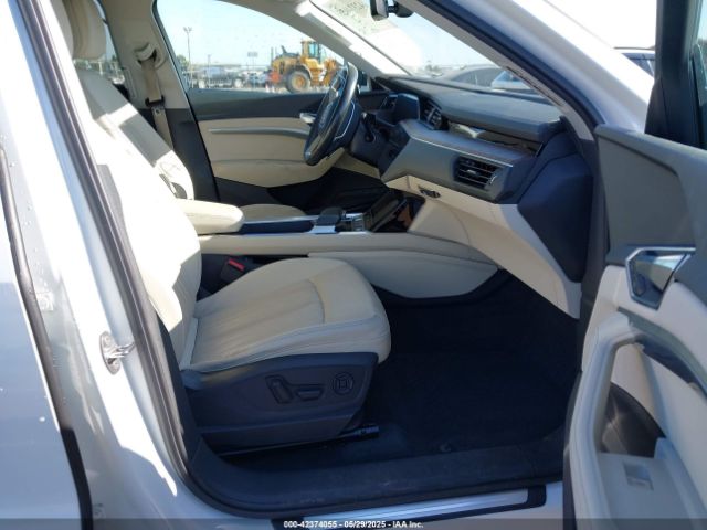 WA1LABGEXKB020765 Audi E-tron Premium Plus