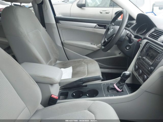 1VWAT7A30GC038976 Volkswagen Passat 1.8t S