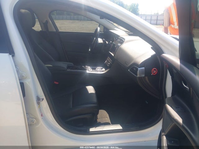 2017 JAGUAR XE SAJAJ4BV2HA970361 Photo 4