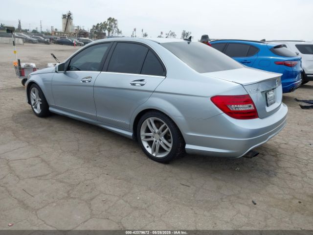 2013 MERCEDES-BENZ C 250 WDDGF4HBXDR242506 Photo 2