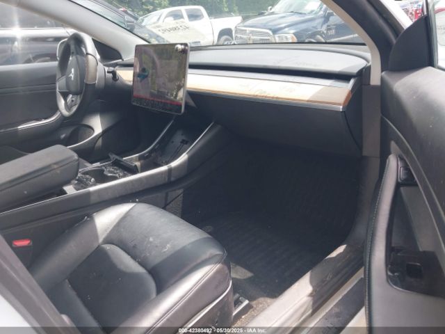5YJ3E1EA4LF661560 Tesla 2020