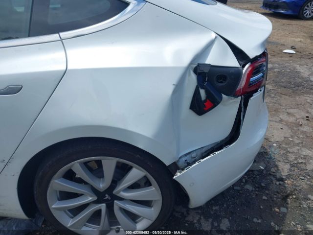 5YJ3E1EA4LF661560 Tesla 2020
