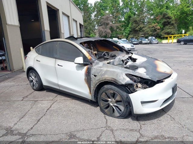 2023 TESLA MODEL Y 7SAYGAEE2PF832799 Photo 0