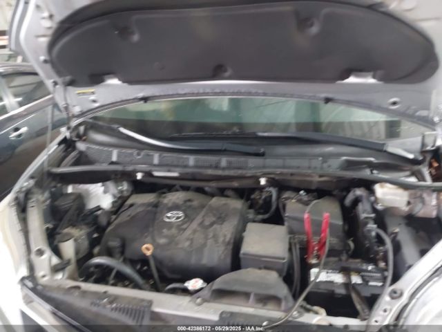 5TDKZ3DC5JS904817 Toyota SIENNA LE