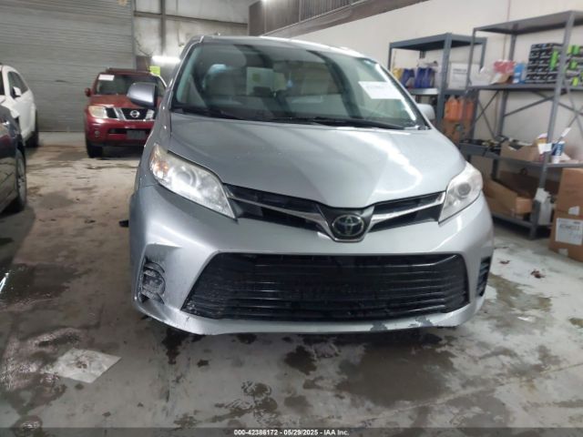 5TDKZ3DC5JS904817 Toyota SIENNA LE