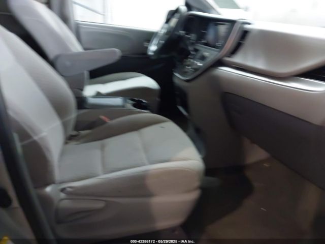5TDKZ3DC5JS904817 Toyota SIENNA LE
