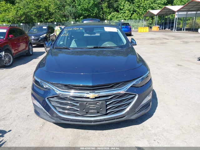 1G1ZD5ST8NF111831 Chevrolet Malibu Fwd Lt