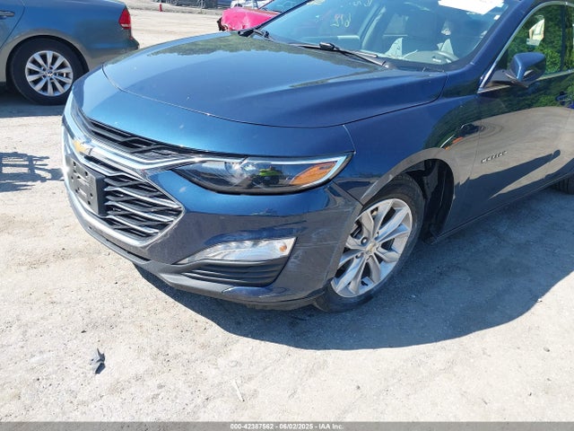1G1ZD5ST8NF111831 Chevrolet Malibu Fwd Lt