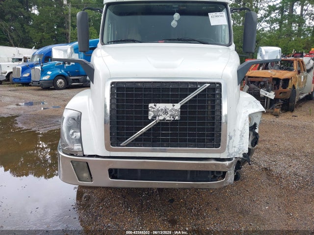 42388302 :رقم المزاد ، 4V4NC9EGXCN566735 vin ، 2012 Volvo Vn Vnl مزاد بيع