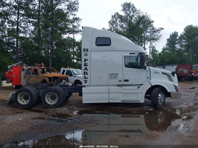 42388302 :رقم المزاد ، 4V4NC9EGXCN566735 vin ، 2012 Volvo Vn Vnl مزاد بيع