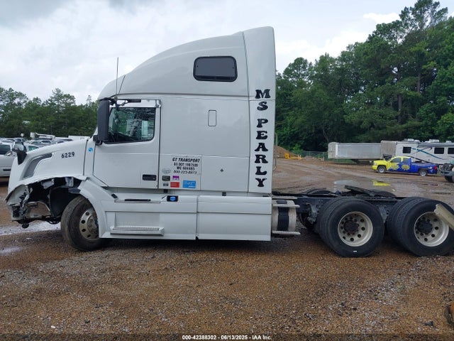 42388302 :رقم المزاد ، 4V4NC9EGXCN566735 vin ، 2012 Volvo Vn Vnl مزاد بيع
