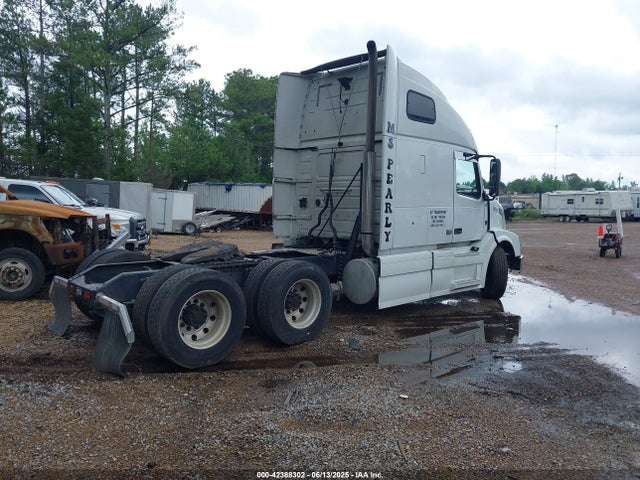 42388302 :رقم المزاد ، 4V4NC9EGXCN566735 vin ، 2012 Volvo Vn Vnl مزاد بيع