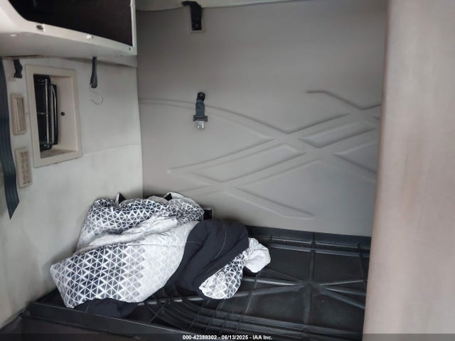 42388302 :رقم المزاد ، 4V4NC9EGXCN566735 vin ، 2012 Volvo Vn Vnl مزاد بيع