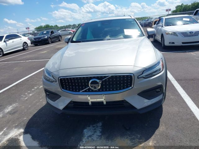 YV4L12WK3S2148033 Volvo V60 Cross Country B5 Plus