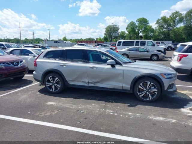 YV4L12WK3S2148033 Volvo V60 Cross Country B5 Plus