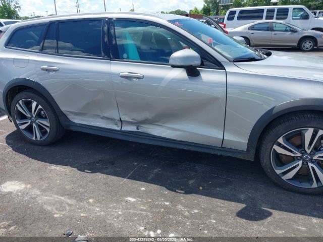 YV4L12WK3S2148033 Volvo V60 Cross Country B5 Plus
