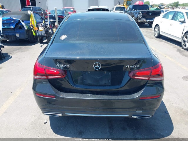 WDD3G4FB8KW001265 Mercedes-Benz m260