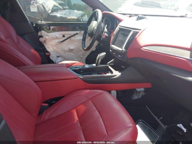2019 MASERATI LEVANTE ZN661XUS8KX325449 Photo 4
