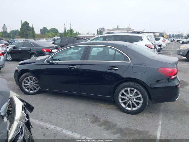 W1K3G4EB8MJ270285 Mercedes-Benz m260