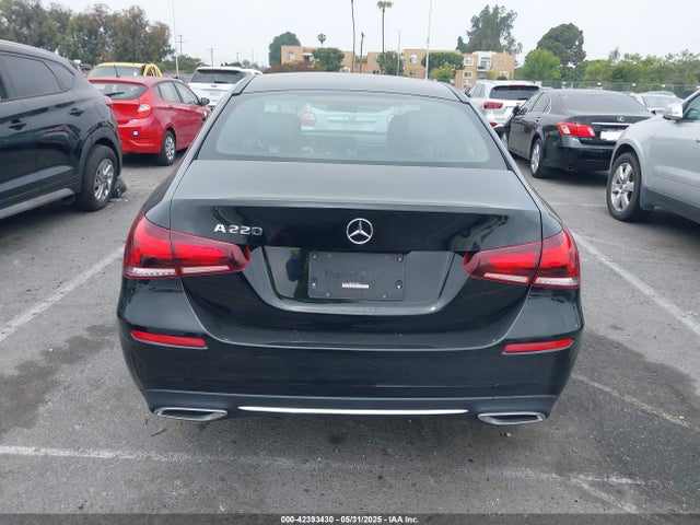 W1K3G4EB8MJ270285 Mercedes-Benz m260