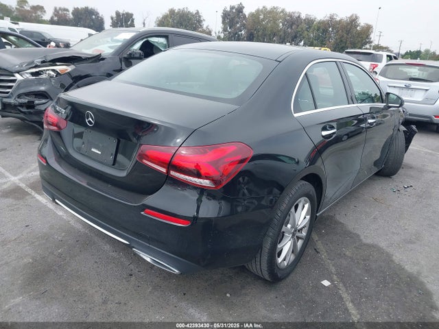 W1K3G4EB8MJ270285 Mercedes-Benz m260