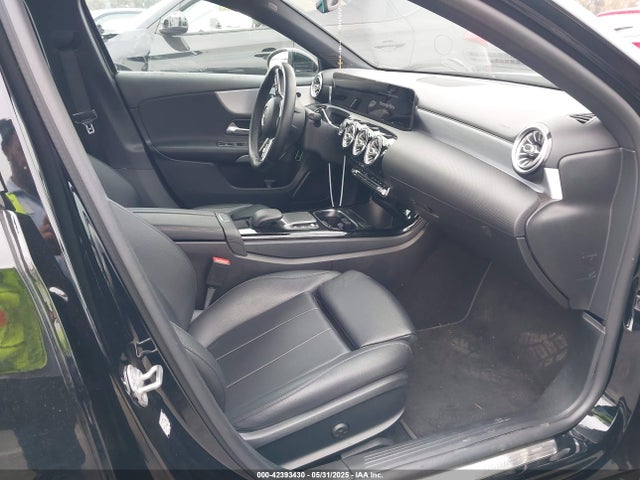 W1K3G4EB8MJ270285 Mercedes-Benz m260