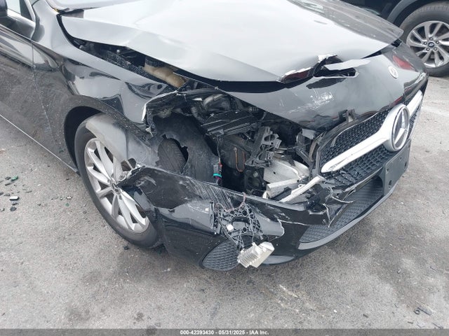 W1K3G4EB8MJ270285 Mercedes-Benz m260