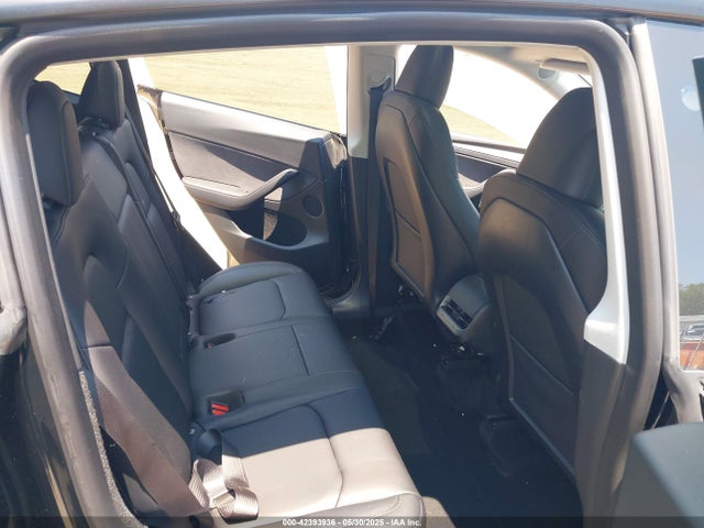 Tesla Model Y 2023 7SAYGDEF0PF712493 Image 8