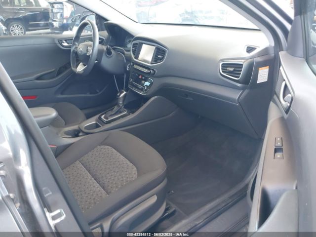 2019 HYUNDAI IONIQ HYBRID KMHC65LC0KU136702 Photo 4