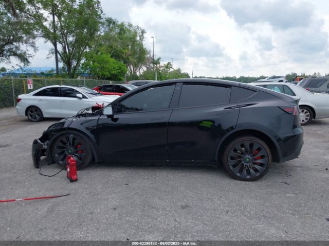 7SAYGDEF8NF545894 Tesla Model Y