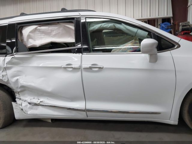 2C4RC1BG1HR683133 Chrysler 2017