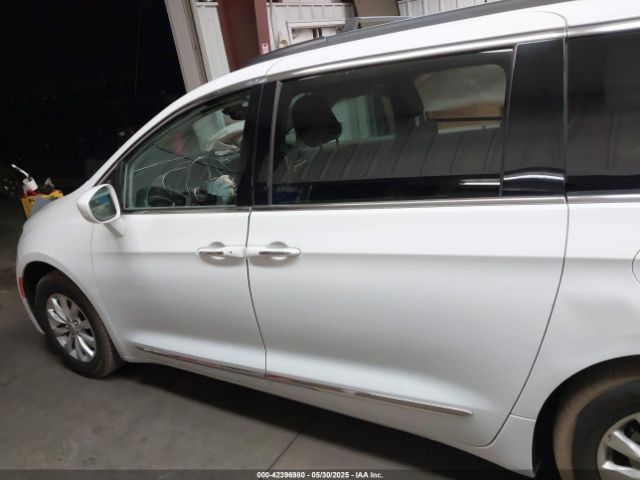 2C4RC1BG1HR683133 Chrysler 2017