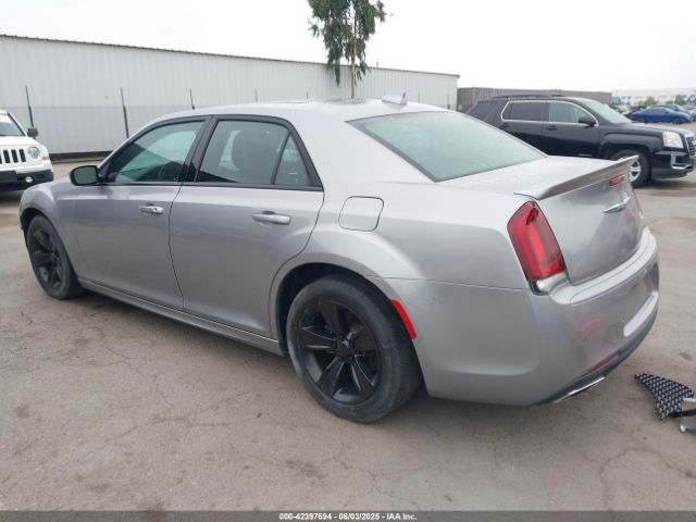 2018 CHRYSLER 300 2C3CCABG3JH266313 Photo 2