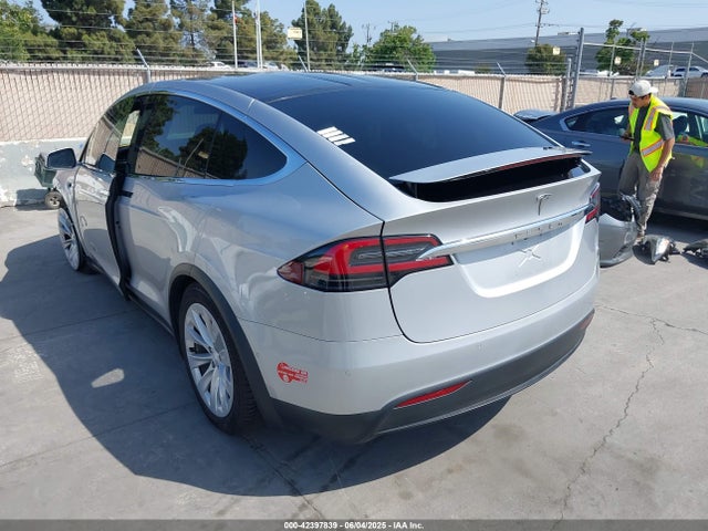 Tesla MODEL X 2018 5YJXCDE26JF114207 Image 3