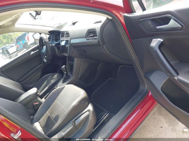 2018 VOLKSWAGEN TIGUAN 3VV3B7AX4JM027472 Photo 4
