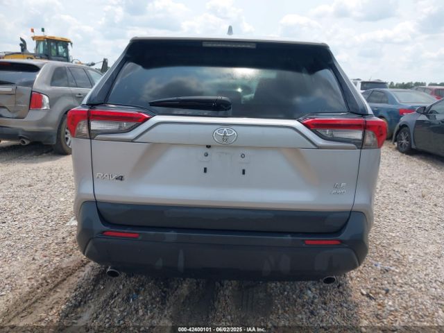 2T3F1RFV1RC458901 Toyota RAV4 LE