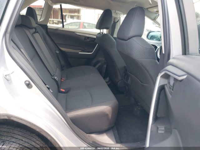 2T3F1RFV1RC458901 Toyota RAV4 LE