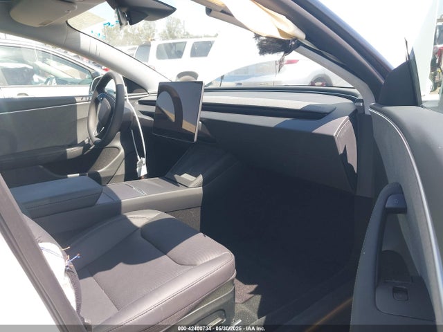 5YJ3E1EAXSF885110 Tesla 2025