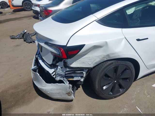 5YJ3E1EAXSF885110 Tesla 2025