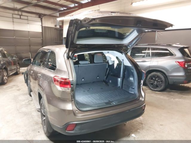 2018 TOYOTA HIGHLANDER 5TDBZRFHXJS879909 Photo 2