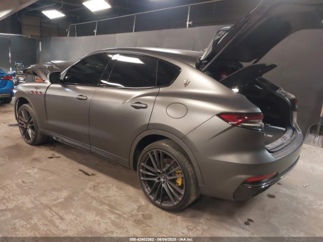 2022 MASERATI LEVANTE ZN661ZUT4NX387004 Photo 2