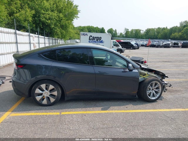 Tesla Model Y 2024 7SAYGDED3RF034775 Image 14